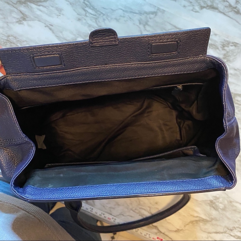 Isaac Mizrahi navy blue Andrea satchel 🤌🏻 4 for $75 🤌🏻 - Picture 5 of 8